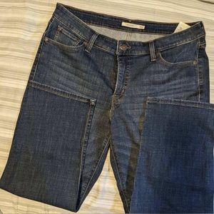 Levi’s distressed boyfriend jean